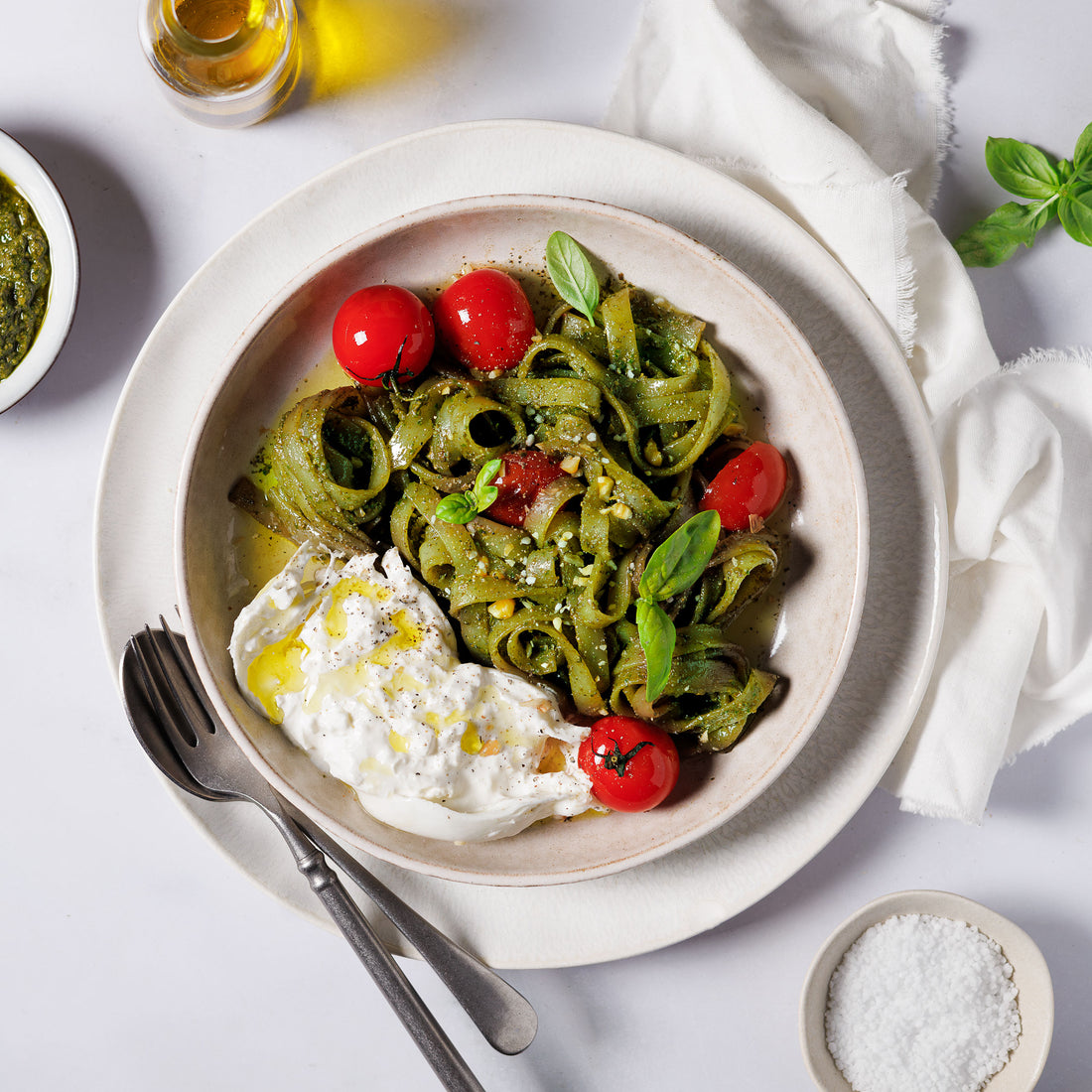 Würzige Konjakpasta mit Basilikumpesto, Burrata und Ofentomaten