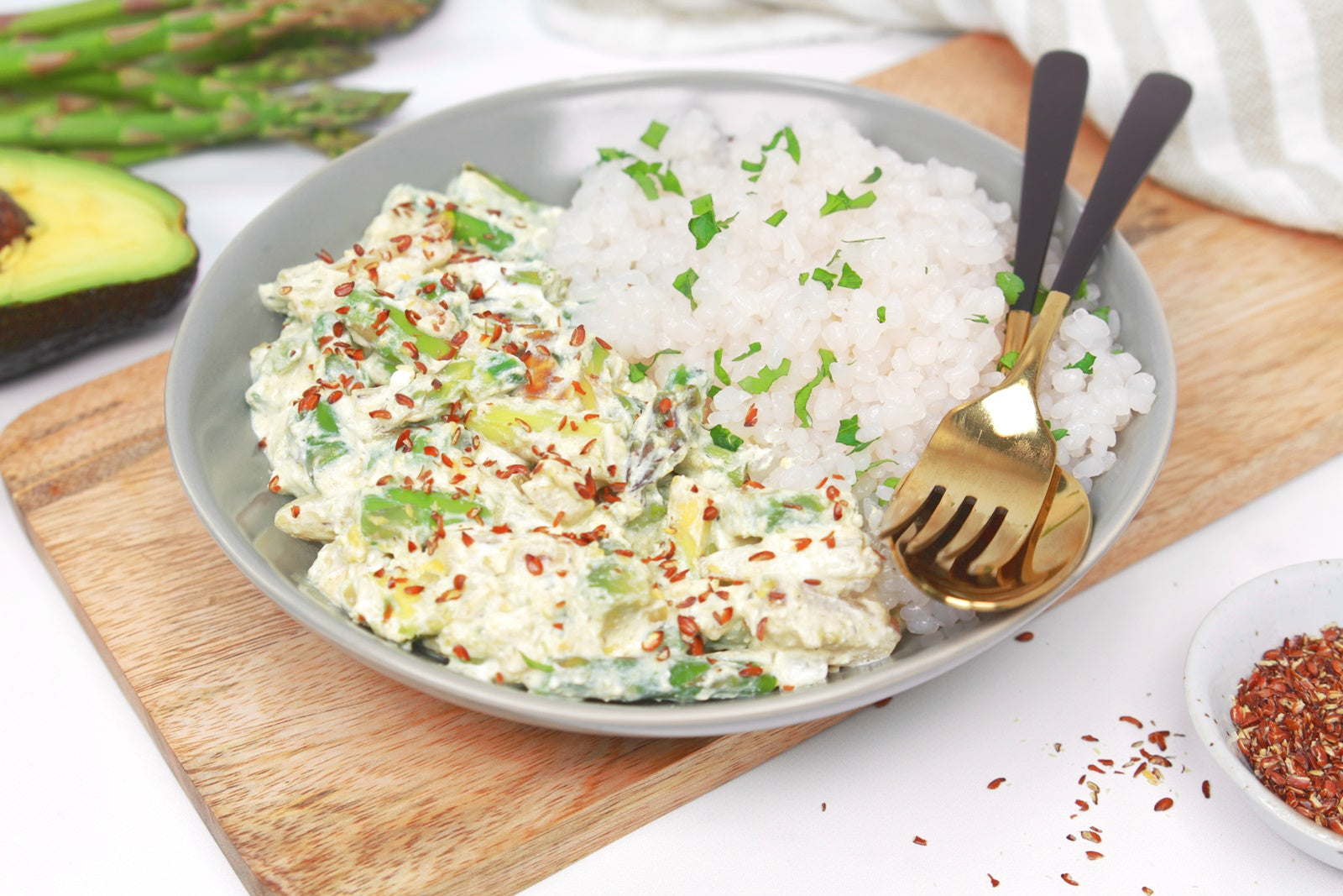 Cremige Low-Carb Reispfanne mit grünem und weißem Spargel