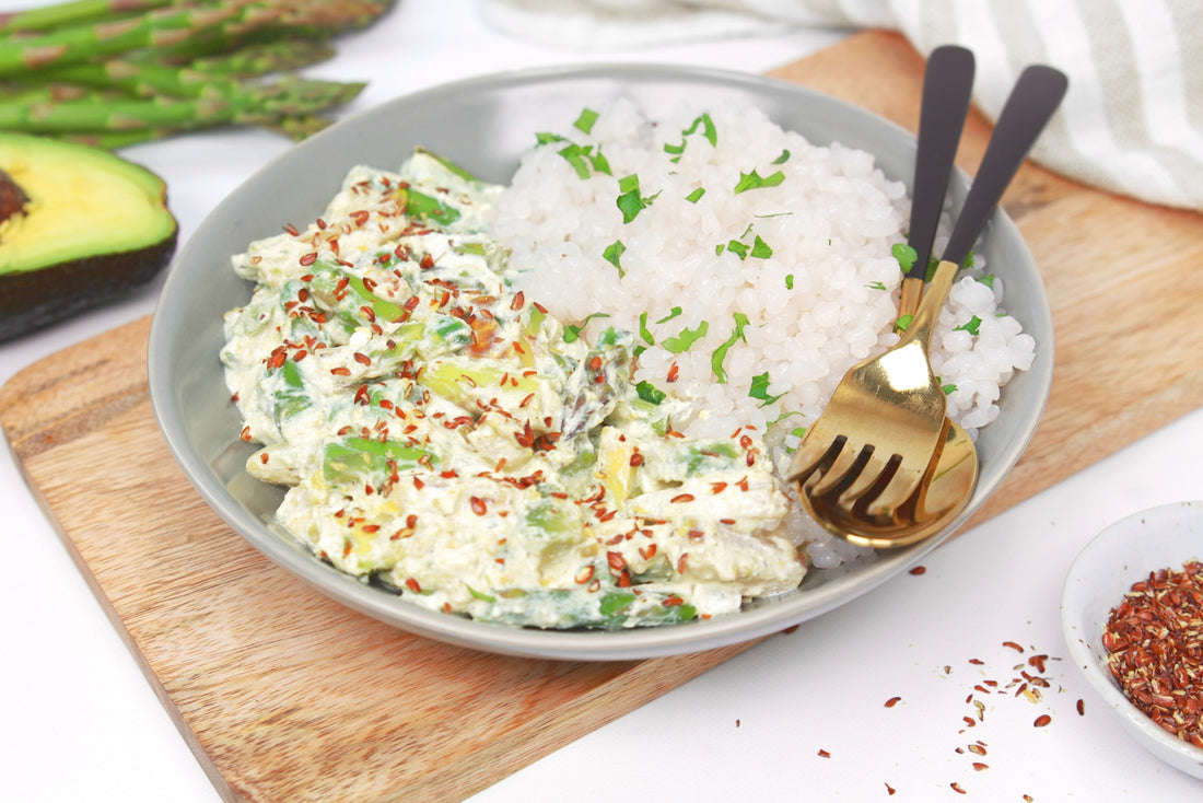 Cremige Low-Carb Reispfanne mit grünem und weißem Spargel