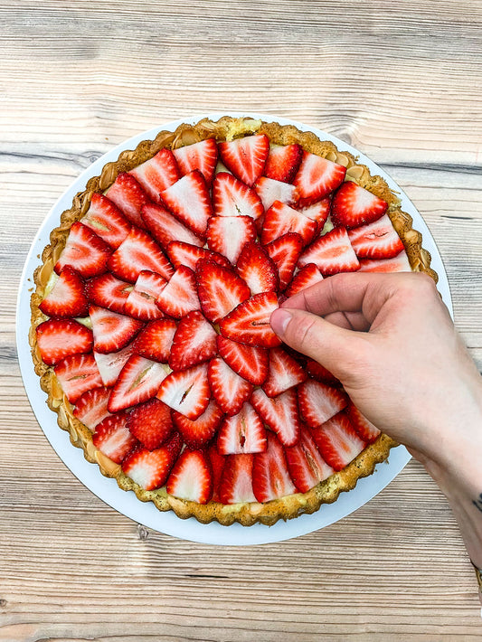 Frischer Erdbeerkuchen mit saftigem Low Carb Biskuitboden