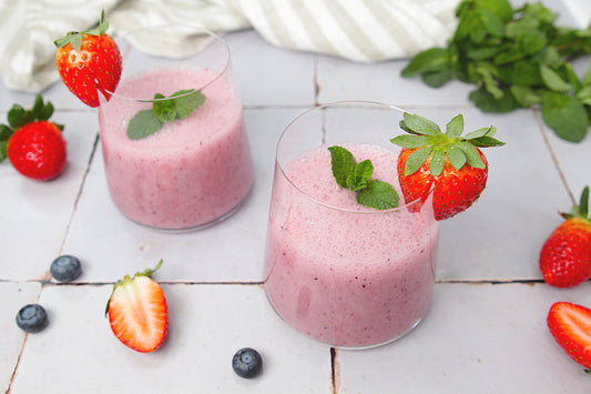 Fruchtiger Low Carb Beerenshake mit Konjakmehl