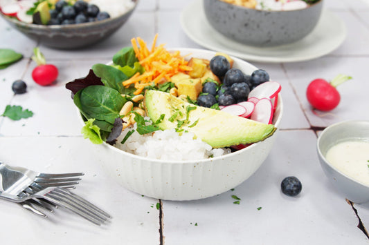 Frische Salatbowl mit knackigem Gemüse und Konjakreis