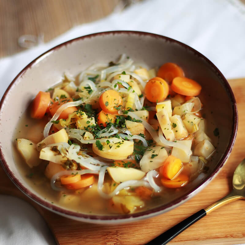 Wohltuend und wärmend: Gemüsesuppe mit Konjakpasta