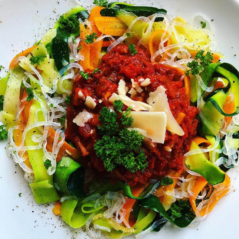 Bunte Gemüsebandnudeln mit Tomatensoße an Konjakpasta