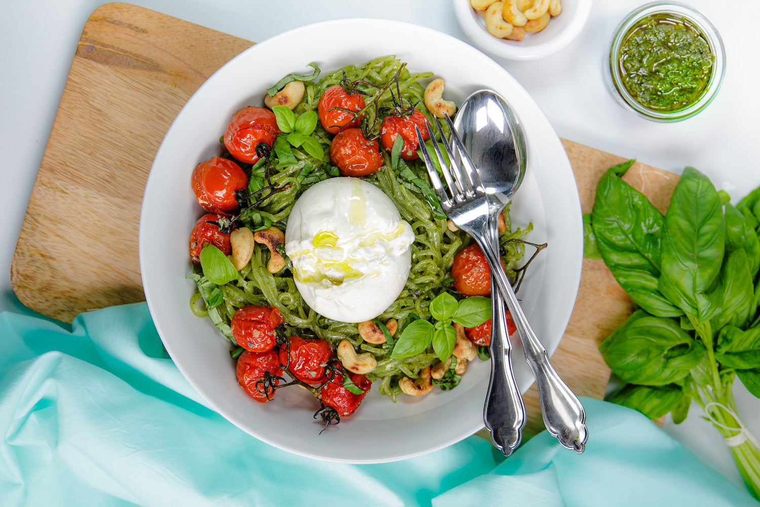 Würzige Konjakpasta mit Basilikumpesto, Burrata und Ofentomaten